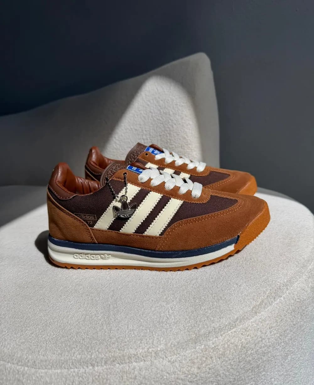 Tênis Adidas SL Camurça Caramelo/ Marinho — foto 2