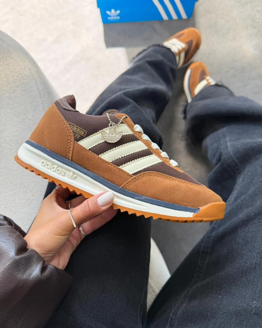 Tênis Adidas SL Camurça Caramelo/ Marinho — foto 3