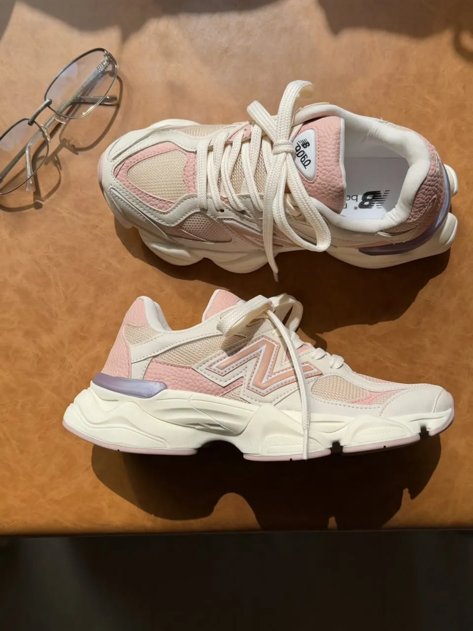 Tênis New Balance 9060 Sintético Off/Rose — foto 1