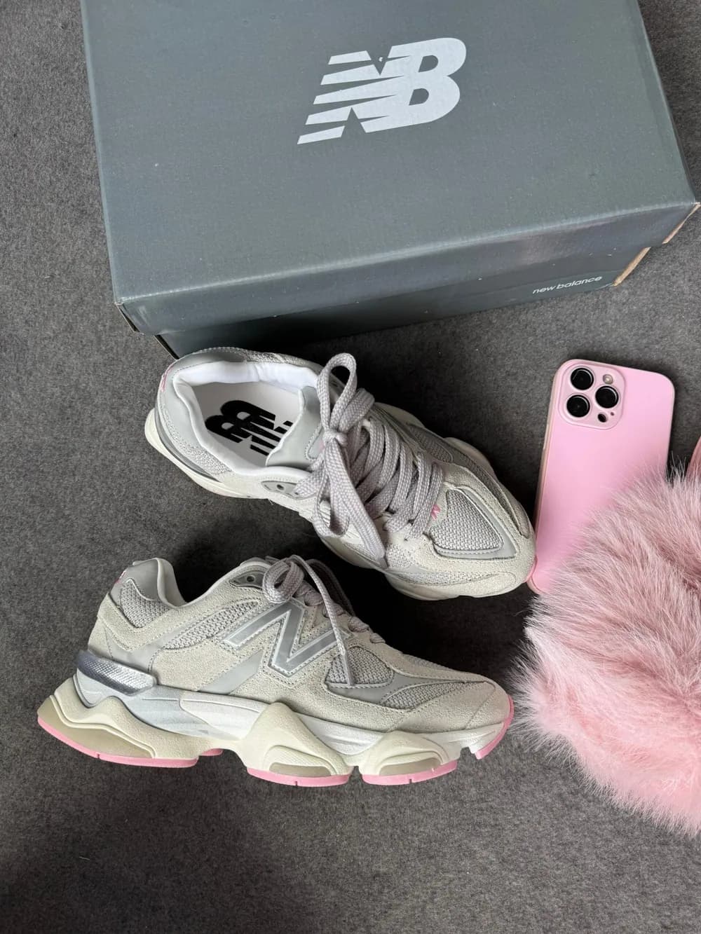 Tênis New Balance 9060 Couro Cinza / Rosa — foto 1