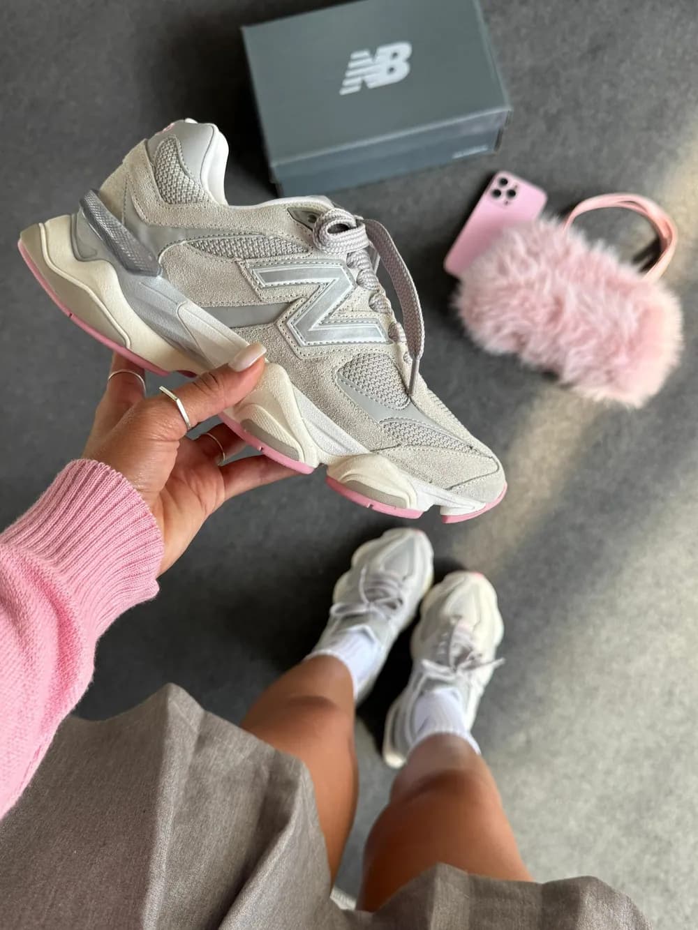 Tênis New Balance 9060 Couro Cinza / Rosa — foto 3