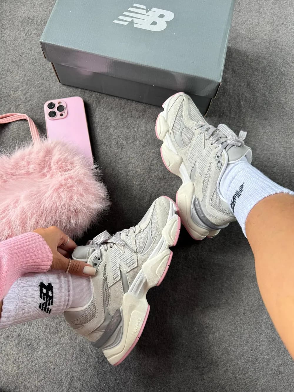 Tênis New Balance 9060 Couro Cinza / Rosa — foto 5