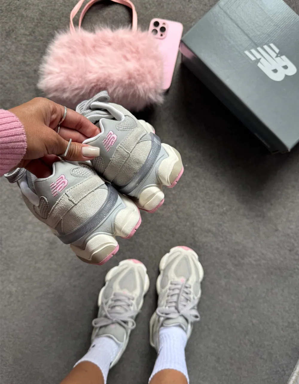 Tênis New Balance 9060 Couro Cinza / Rosa — foto 7