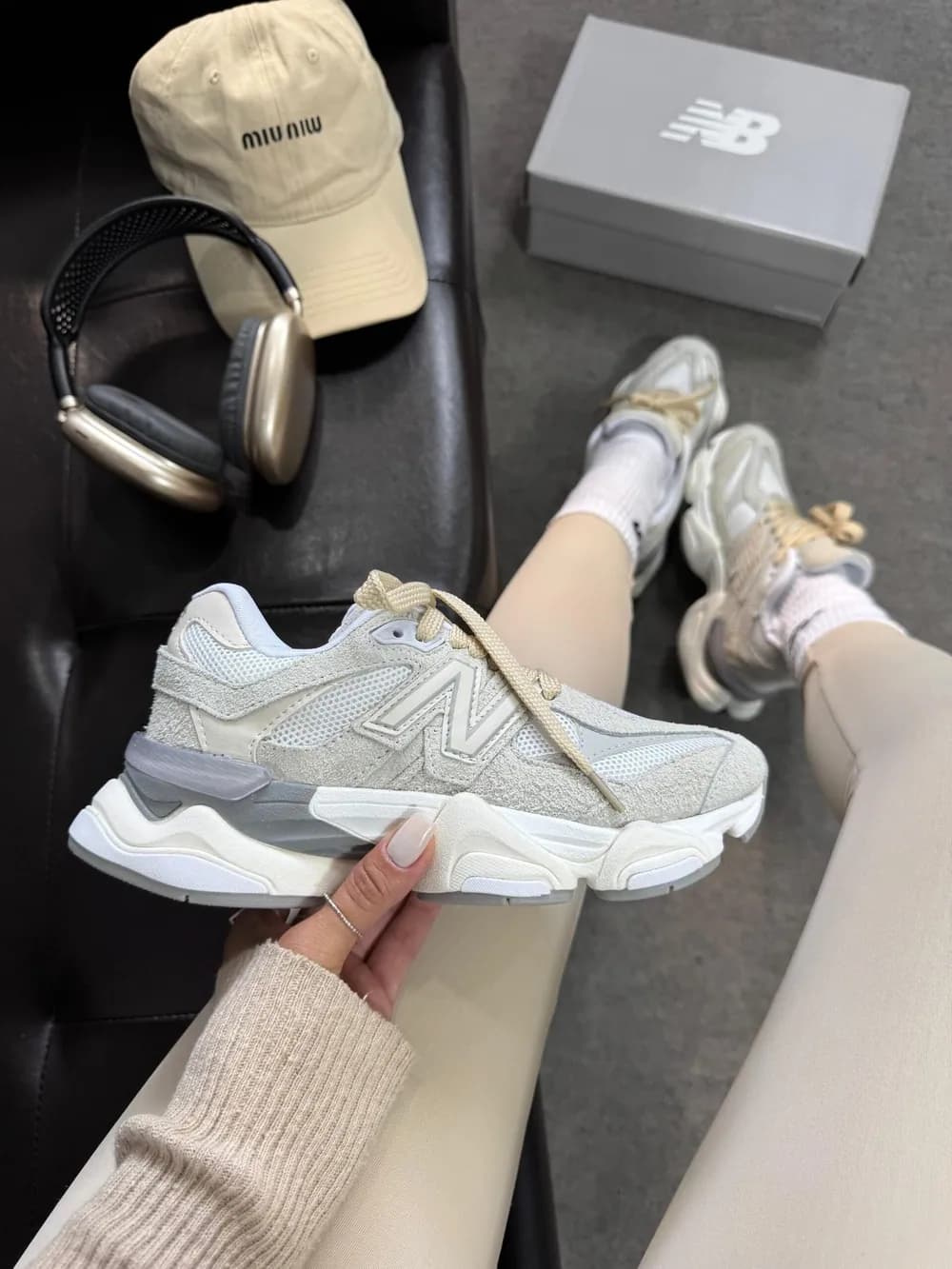 Tênis New Balance 9060 Couro Off/Bege — foto 1