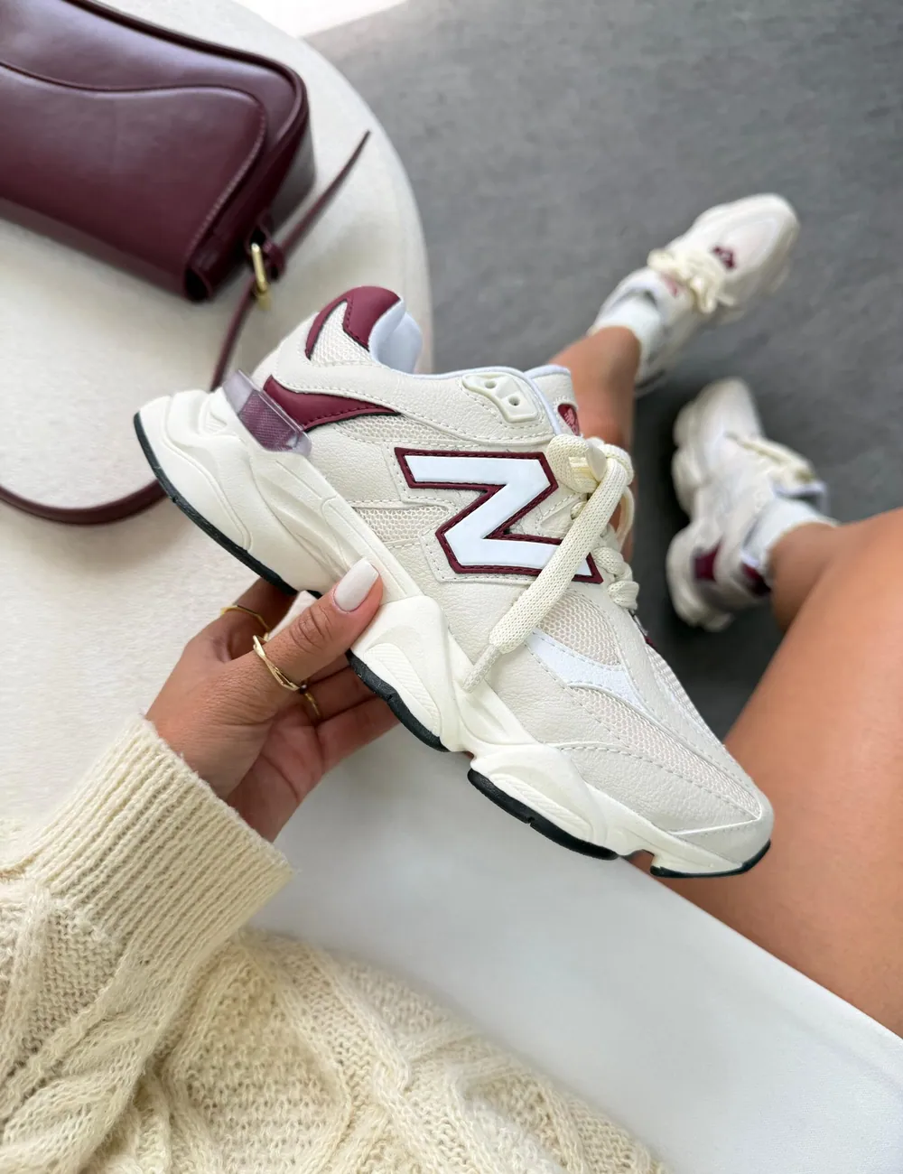 Tênis New Balance 9060 Sintético OFF/BORDO — foto 1