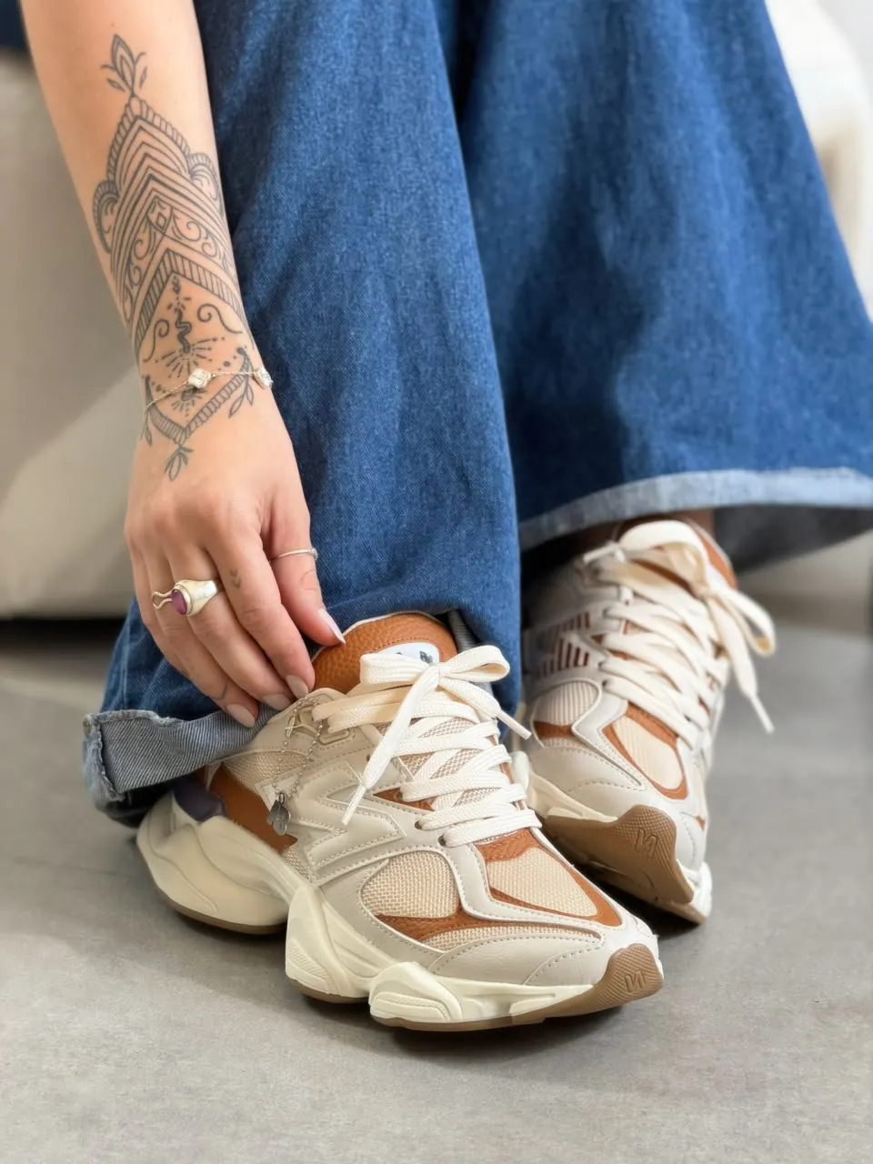 Tênis New Balance 9060 Sintético Off/Caramelo — foto 1