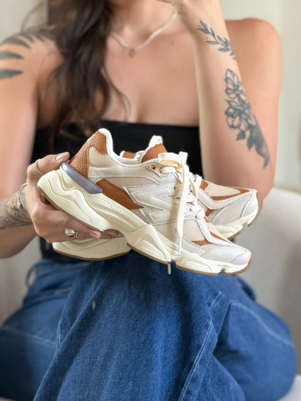 Tênis New Balance 9060 Sintético Off/Caramelo — foto 3