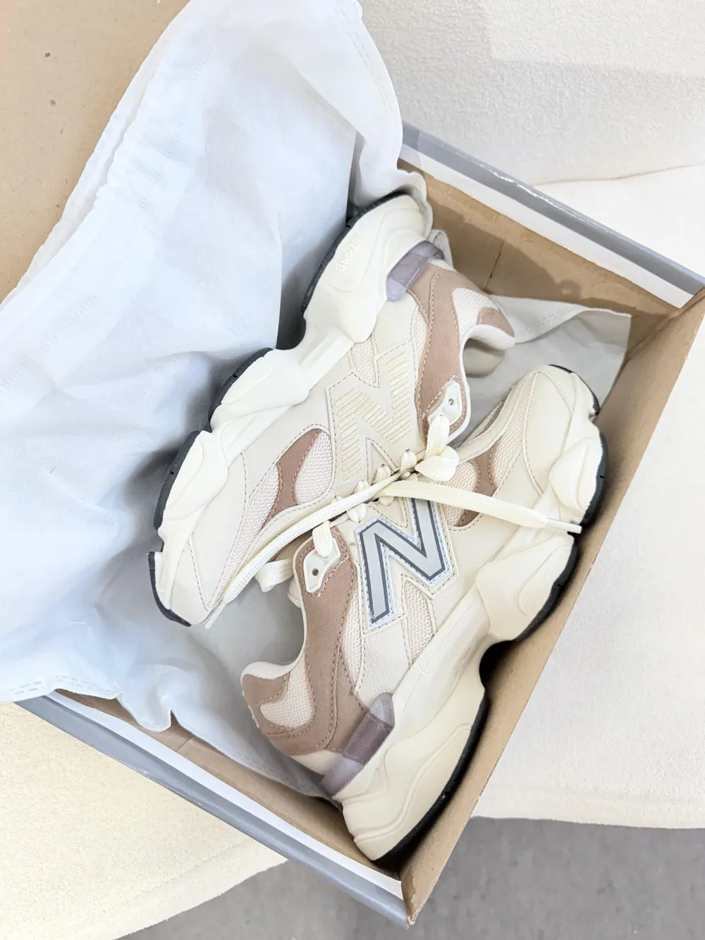 Tênis New Balance 9060 Sintético OFF/CASTOR — foto 2