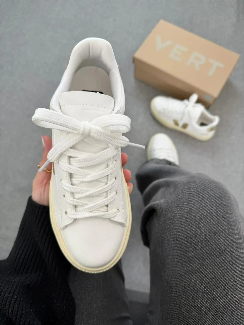 Tênis Vert Cadarço Feminino Branco/Ouro — foto 5