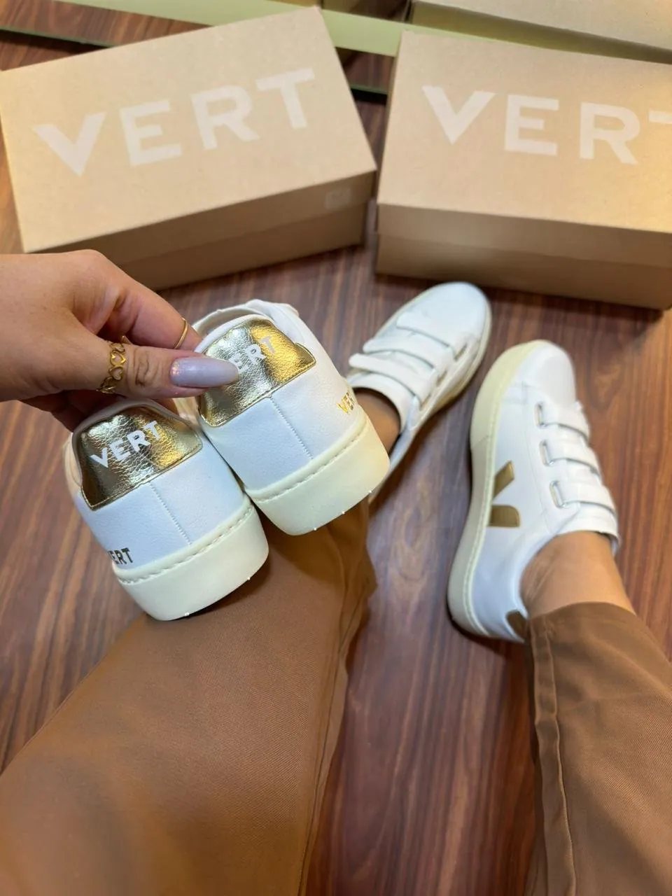Tênis Vert Velcro Feminino Branco/Ouro — foto 2