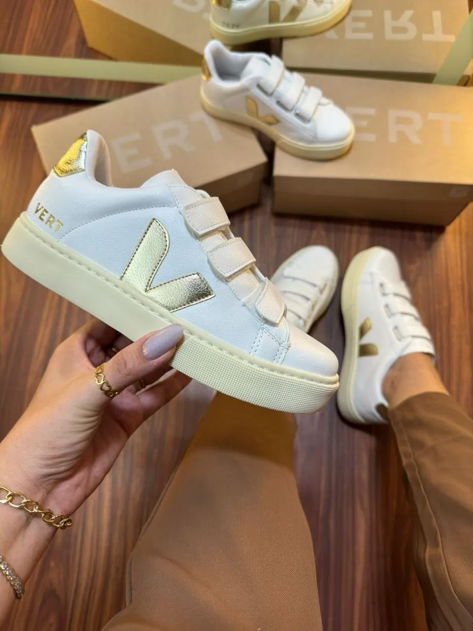 Tênis Vert Velcro Feminino Branco/Ouro — foto 3
