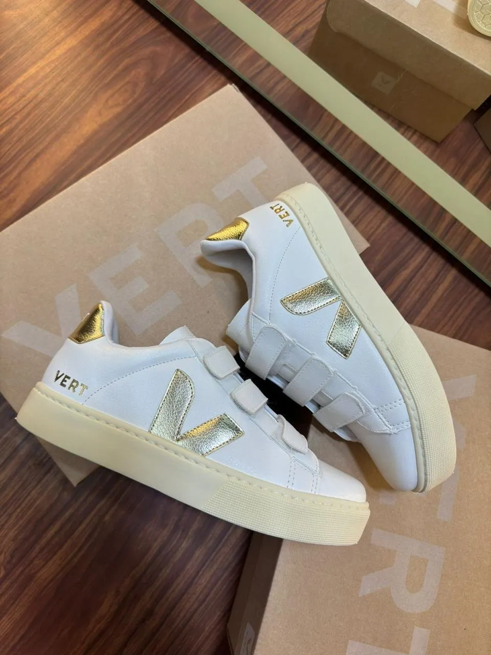 Tênis Vert Velcro Feminino Branco/Ouro — foto 4