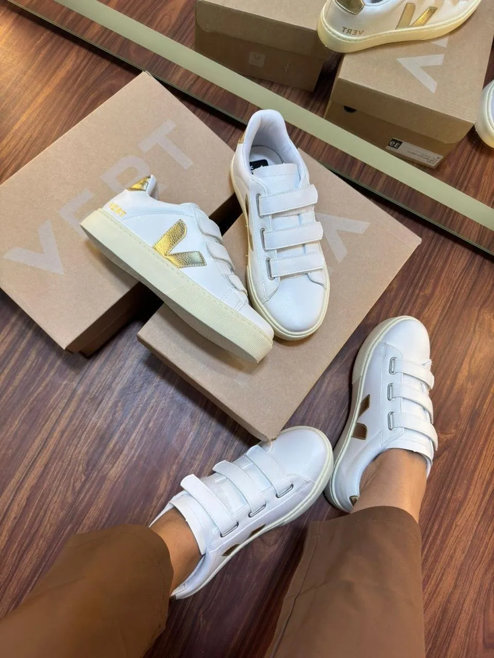 Tênis Vert Velcro Feminino Branco/Ouro — foto 5